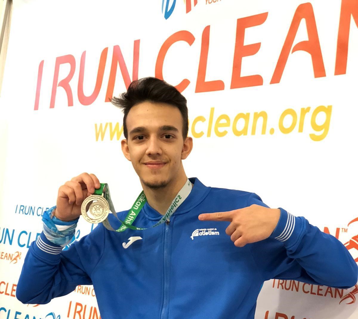 Video premiere-Un elev din Ploieşti este campion balcanic la atletism la proba de 400 de m